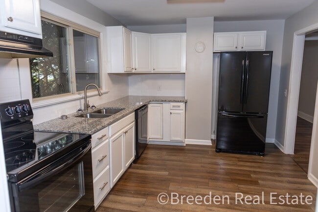 Building Photo - 112 Woodman St