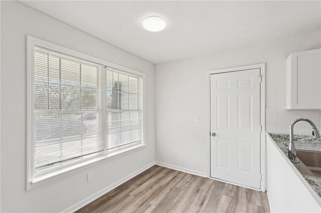 Building Photo - 240 Plantation Glen Ct