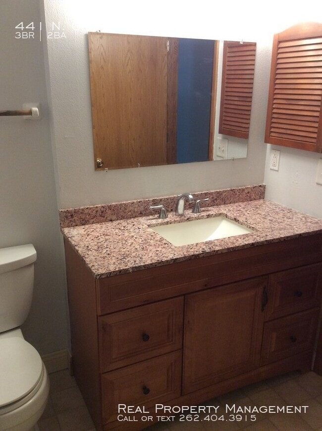 Building Photo - 3 Bedroom 1.5 Bathroom Updated Side by Side!