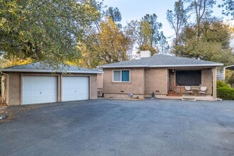 Building Photo - 3-bedroom, 2-bathroom home private setting!