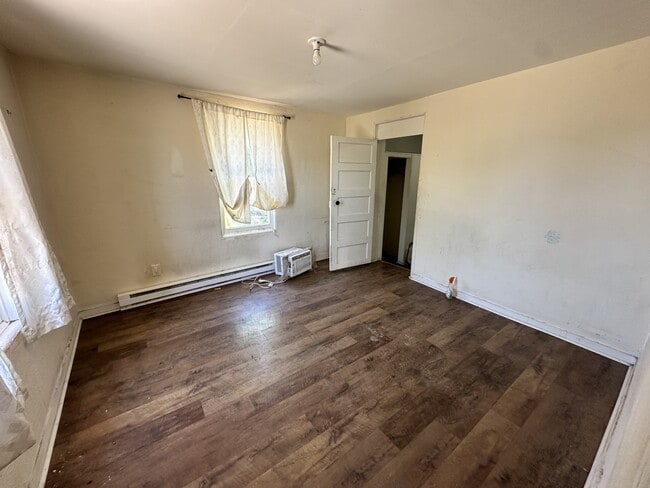 Building Photo - 108 B St