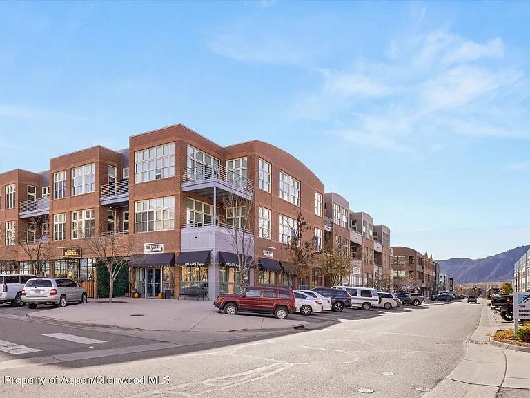 Building Photo - 231 Robinson St