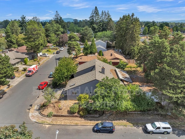 Building Photo - 2402 SE 9th Ct