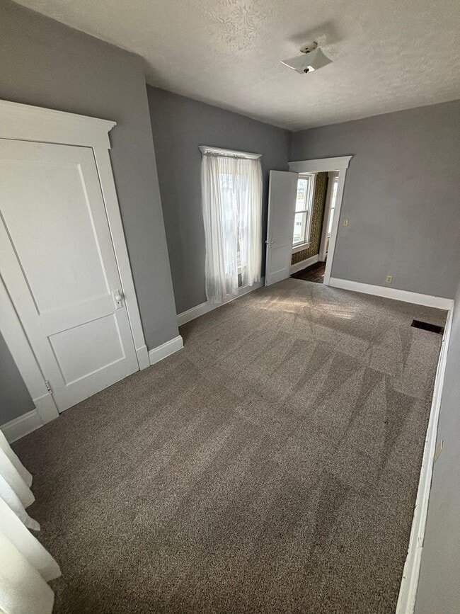 Building Photo - 4 Bedroom, 2 Bathroom House