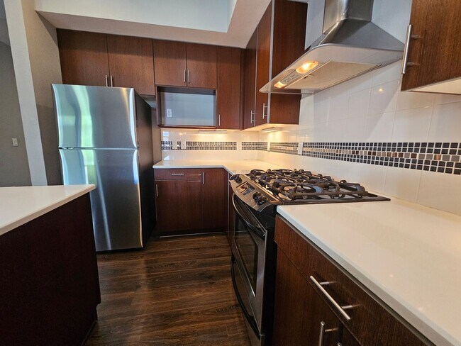 Building Photo - Congress Park High Rise Living! Huge Main Floor 2 Bed 2 Bath