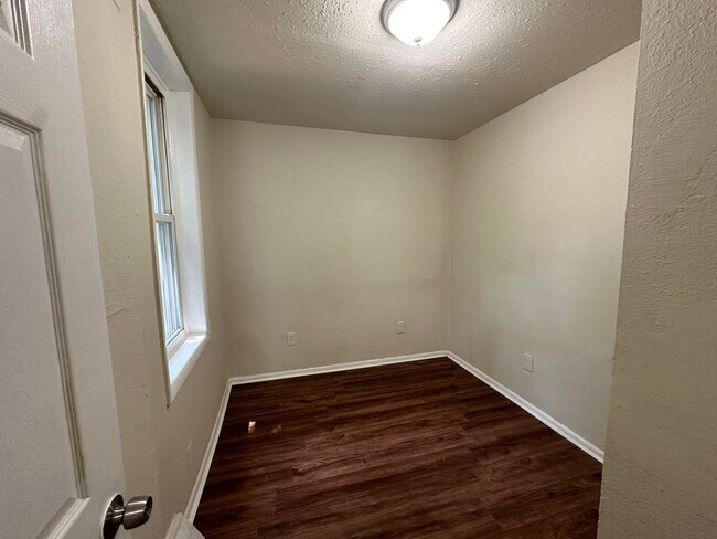 Building Photo - NEWLY UPDATED 4 BED 1 BATH HOME FOR RENT.