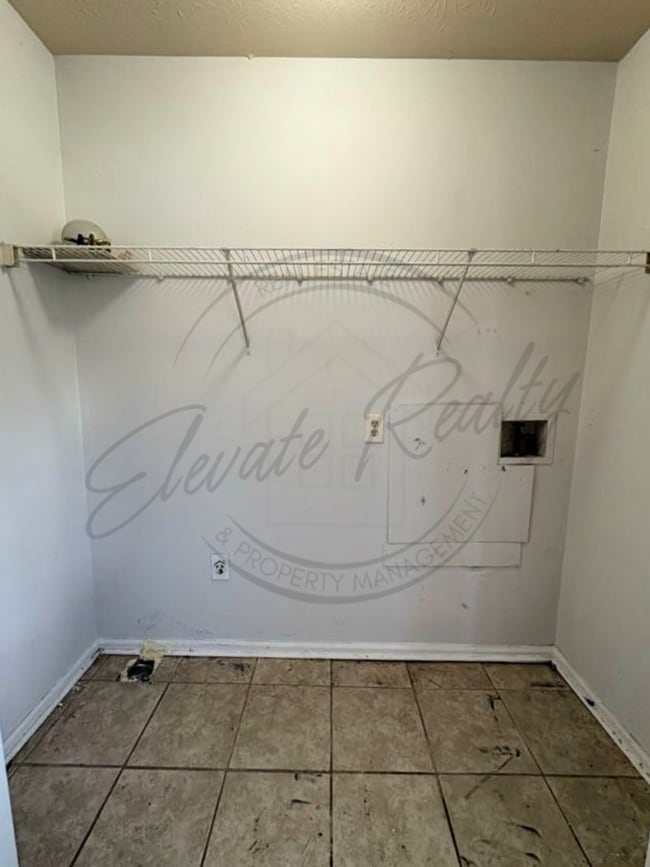 Building Photo - Three Bedroom Ranch with Appliances in Col...