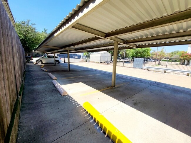 Building Photo - 10248 Regal Oaks Dr