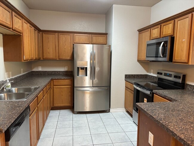 Building Photo - 3/2/1 on Quiet Street Near a Park!