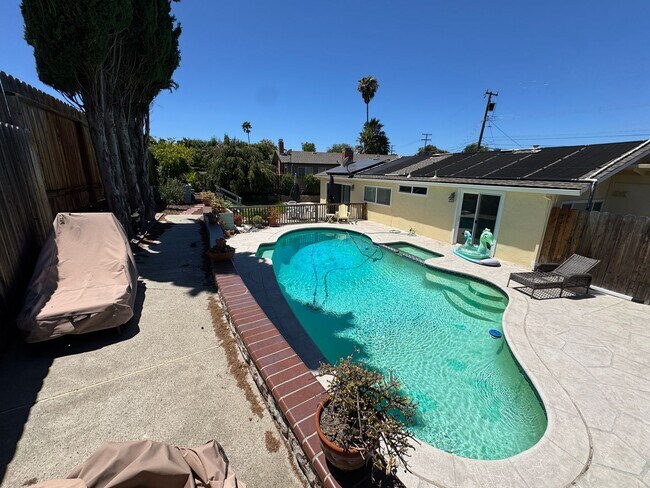 Building Photo - Meticulously Maintained Single-Story Home with Private Pool in Canterbury Village!