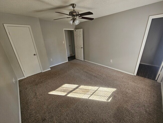 Building Photo - 10811 Chateau Dr