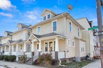 Building Photo - Spacious Single Family Home In York City!