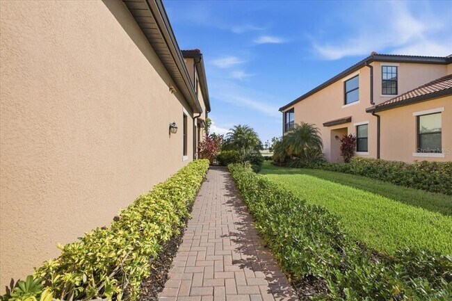 Building Photo - 10792 Tarflower Dr