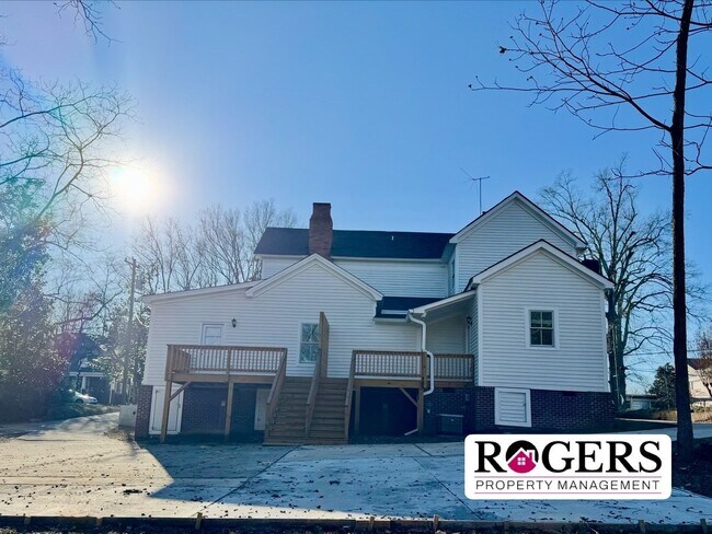 Building Photo - 218 College St