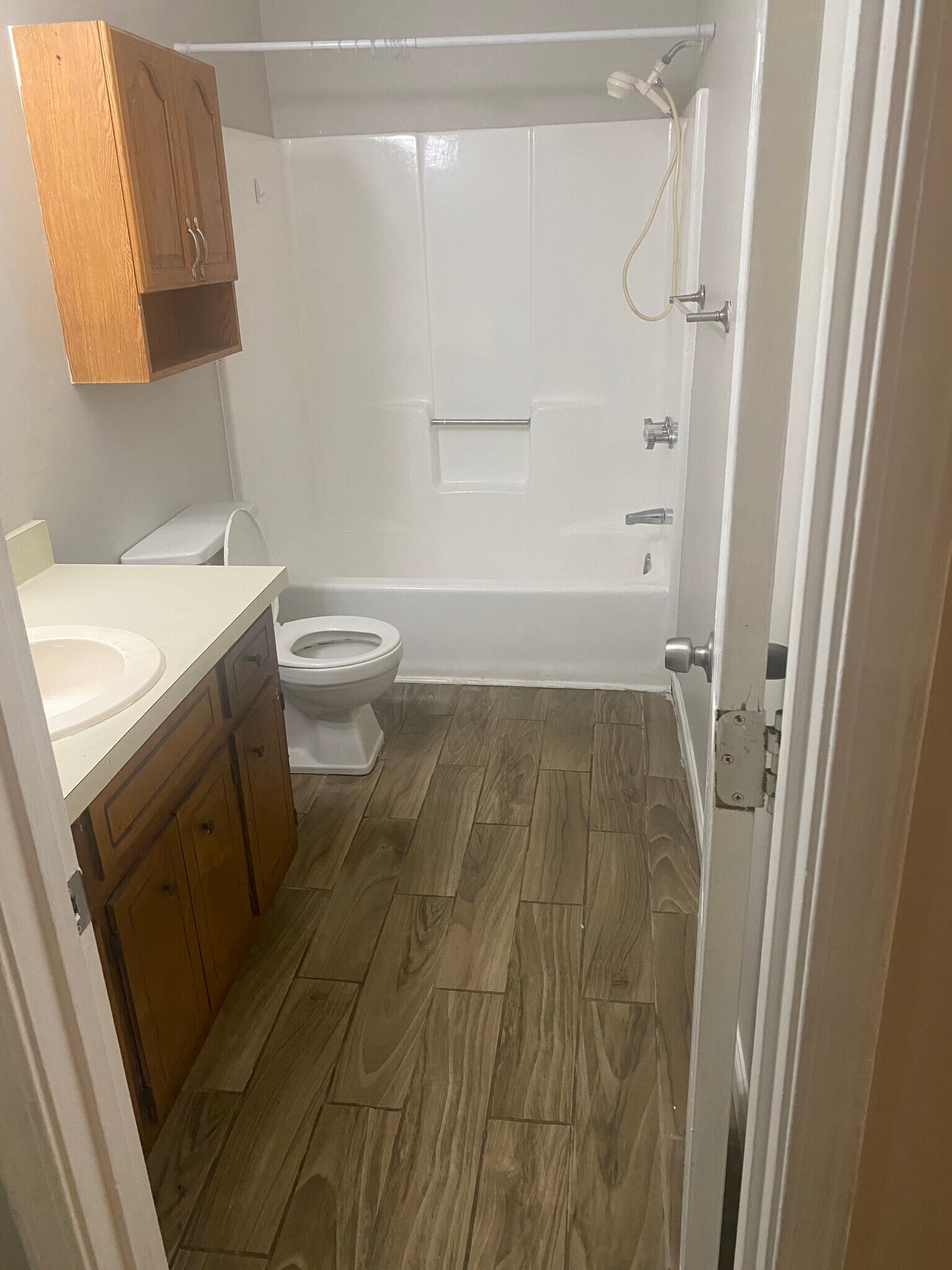 Main Bathroom - 5091 Farm Valley Dr NE