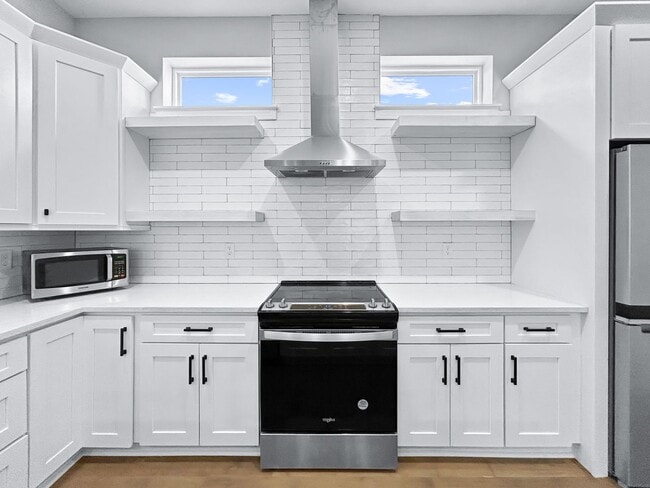 Building Photo - Stunning Townhome in the Heart of Tampa with Rooftop Terrace - 3beds|3.5bath