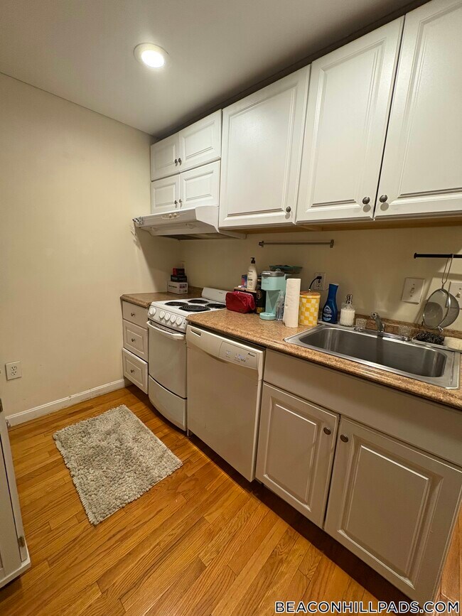 Building Photo - 28 Phillips St