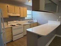 Building Photo - * MOVE IN SPECIAL * 1/2 OFF 2ND MONTH'S RENT!! Spacious 876 SF Unit - 2 bd / 1 ba near UF - Brand...