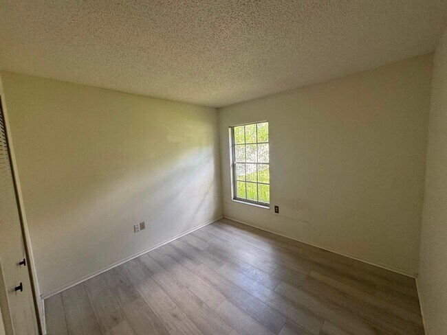 Building Photo - Spacious Lakeland 3-Bedroom Home with 2-Car Garage & Large Driveway