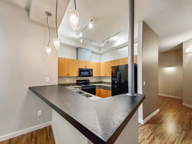 Building Photo - Bright 1-Bedroom + Office in Downtown Kirk...