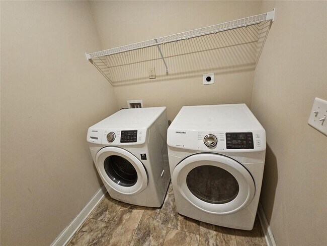 Building Photo - 10 Creekview Dr