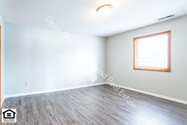 Building Photo - 1420/1422 Flagstone