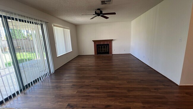 Building Photo - (APPLICATION PENDING) West Palmdale Home