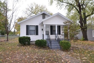 Building Photo - Charming 1 Bedroom Home Available!