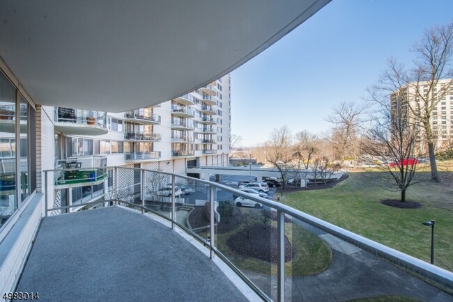 Building Photo - 1 Claridge Dr