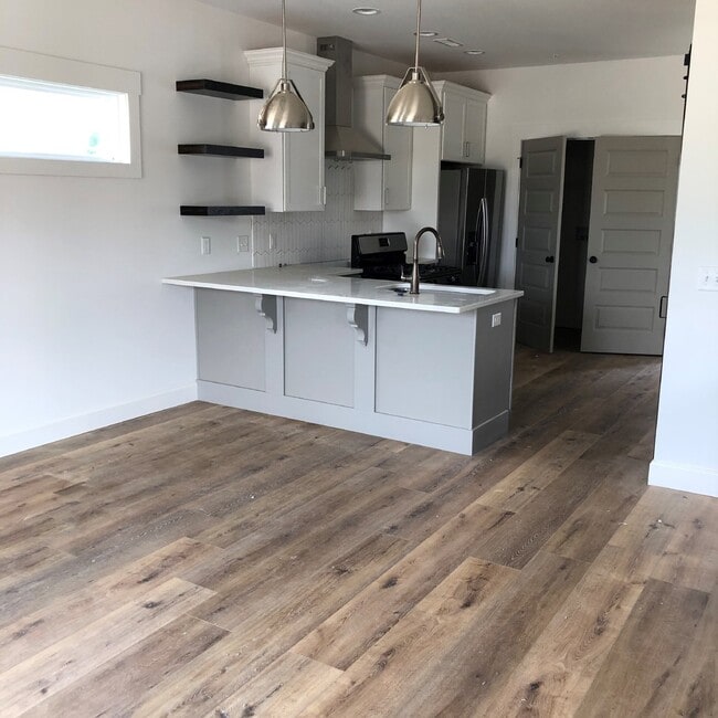 Building Photo - 3 STORY 2BD 2.5 BA APARTMENT WITH UPSTAIRS LOFT THAT OPENS TO BALCONY