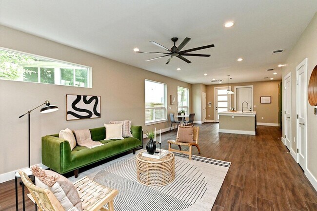 Building Photo - 1202 Cometa St