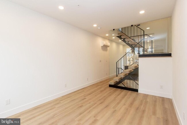 Primary Photo - 1544 N Darien St