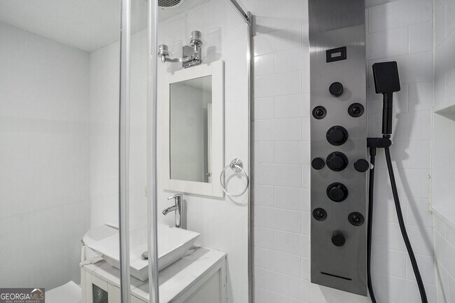 Building Photo - 2285 Peachtree Rd NE