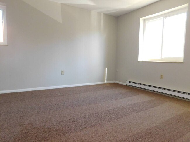 Building Photo - 1209 Logan Rd