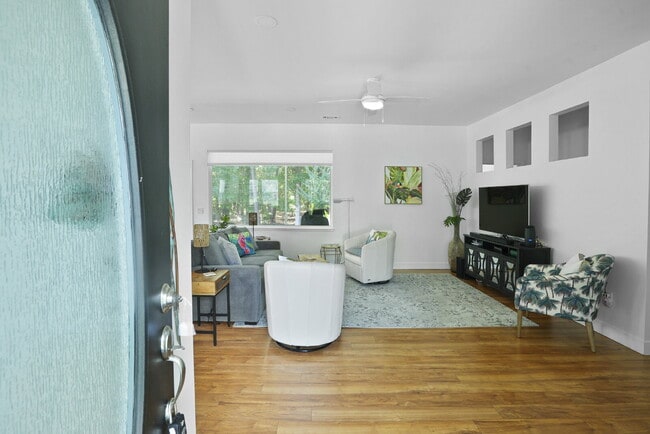 Building Photo - 211 Hampton Cir