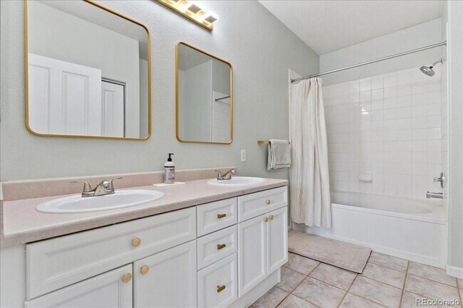 Building Photo - 8427 S Hoyt Way