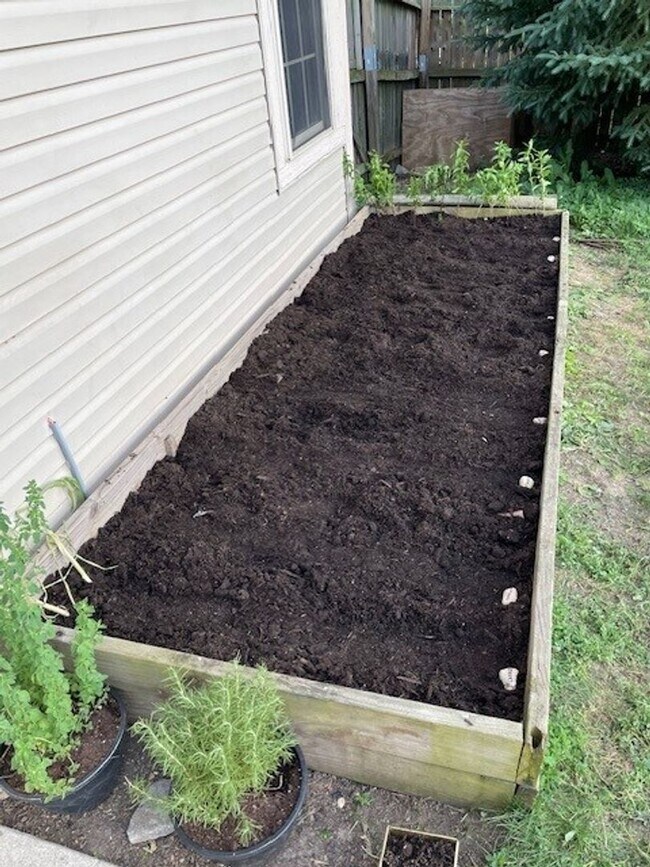 Building Photo - AVAILABLE 1/1/2026- 3 Bedroom / 2 Full Bath Home in Englewood!