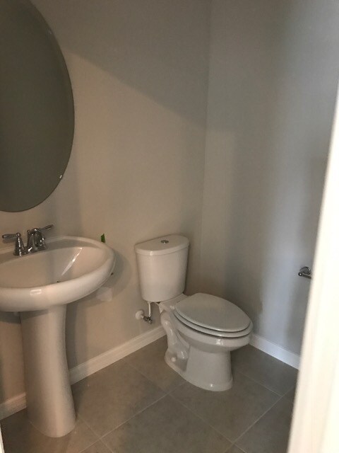 Building Photo - 3 bedroom and 2 bathrooms townhome