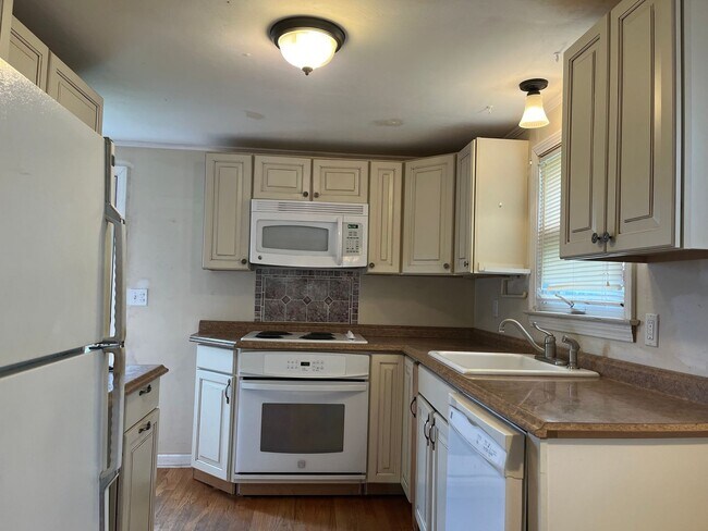 Building Photo - Single-level, 2-beds 1-bath house in New B...