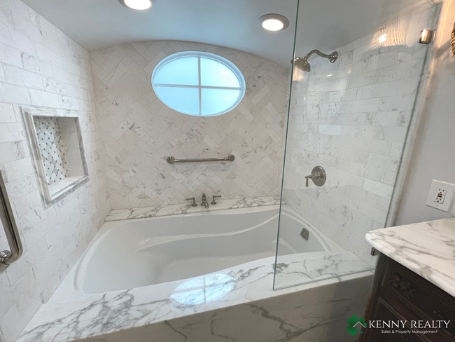 Building Photo - Large Five Bedroom, Three Bathroom with In...