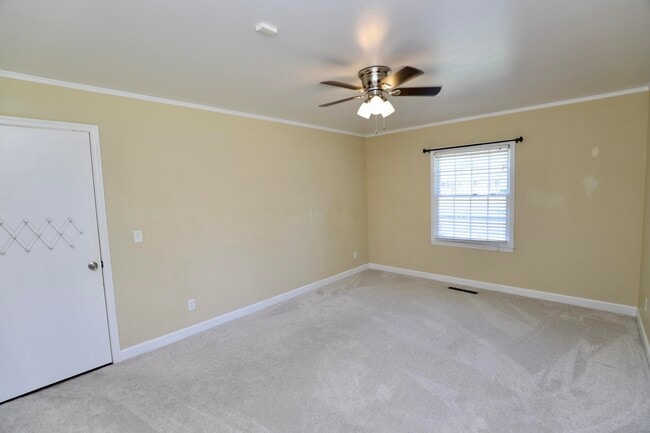 Building Photo - 549 Pringle Dr