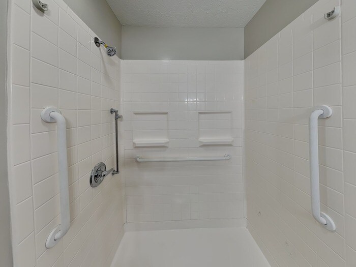 Building Photo - 323 Hillendale Dr