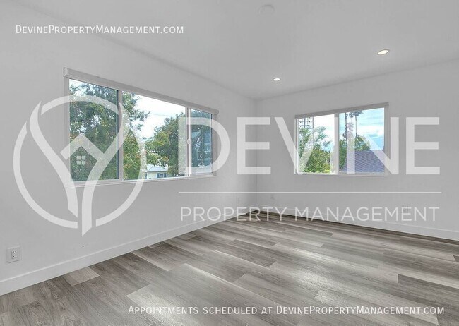 Building Photo - 3026 Greenfield Ave