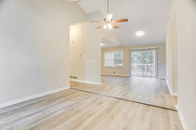 Building Photo - 2643 Laurel View Dr