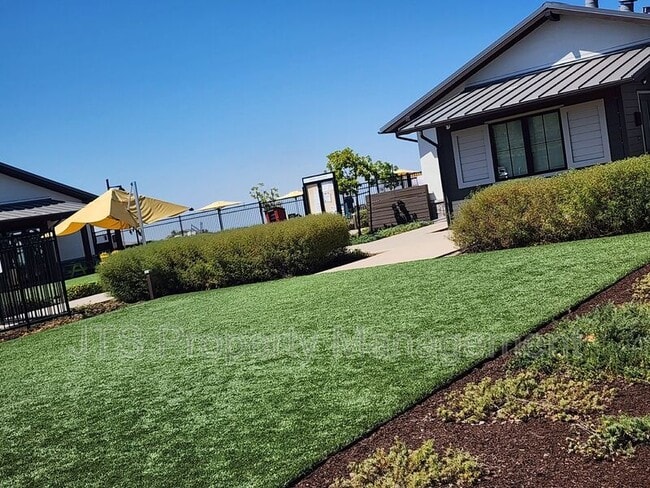 Building Photo - 3349 Hedgerow Ct