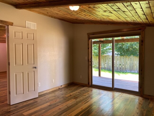 Building Photo - Updated Old Town 3 Bed 2 Bath Home w/ fenced yard and 1 car garage