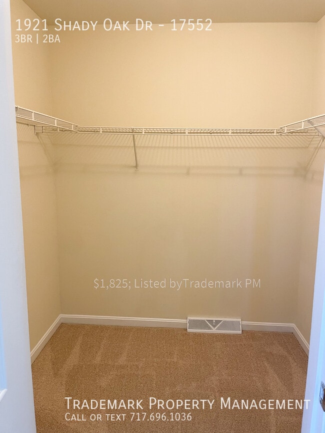 Building Photo - Spacious Row Townhome