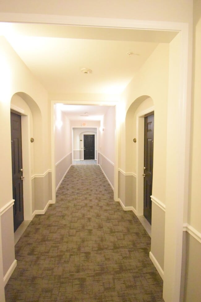 Building Photo - Beautiful 3BR 2BA Condo • Granite Kitchen • Balcony & Pool • Furnished 4th-Floor End Unit Condo i...