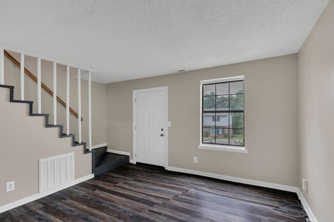 Building Photo - AVAILABLE July 23rd. 2 BD 1 1/2 BATH. CLOS...