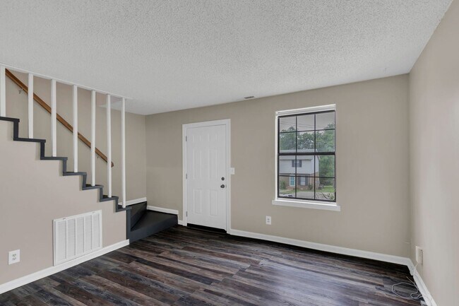 Building Photo - AVAILABLE NOW. 2 BD 1 1/2 BATH. CLOSE TO E...